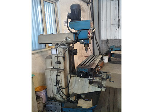 萬能回轉(zhuǎn)臺銑床